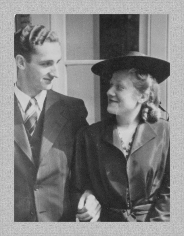 Marinus Wilhelmus Coenradi (1914-1981) en Alida Stoop (1916-1980) op hun huwelijksdag 25 juli 1940 te Amsterdam