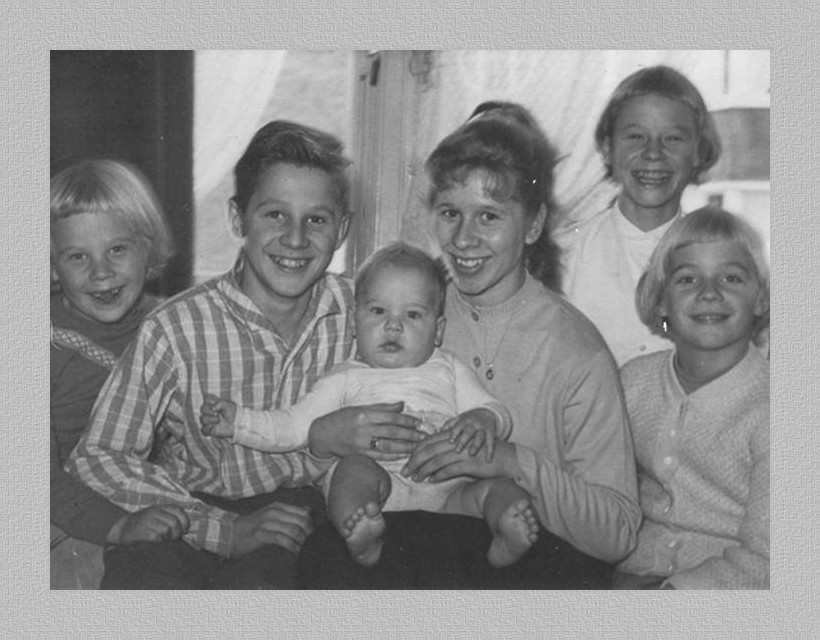 Zes broers en zusjes, de kleinste is Hans Coenradi (1959)
